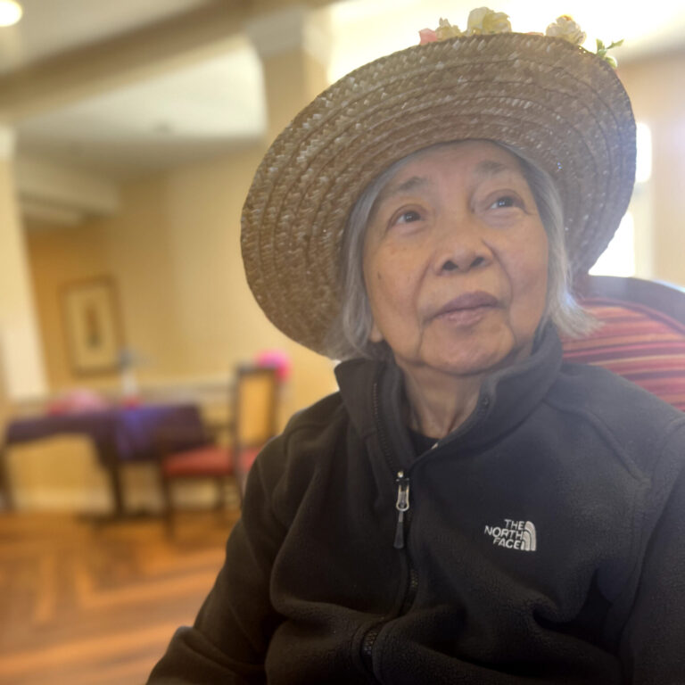 mom with sunhat